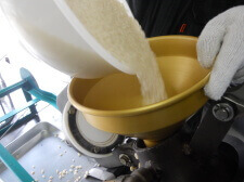 ポン菓子機にコメを入れる画像