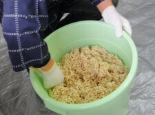 ポン菓子に飴を絡める画像